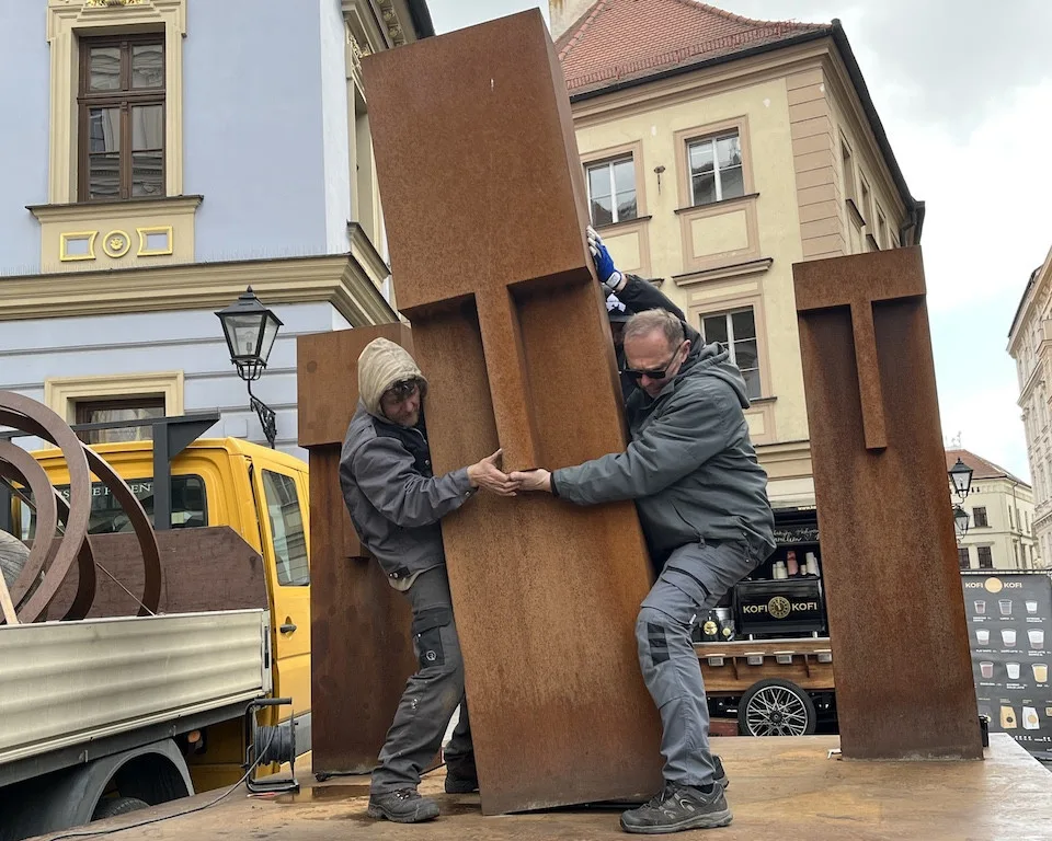 Centrum Brna má nové ochránce, ocelové sousoší Strážci zdobí Šilingrovo náměstí