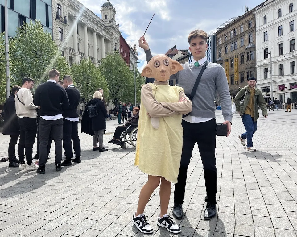 Maturanti se nahrnuli do brněnských ulic, nemají jen kasičku, ale i QR kód