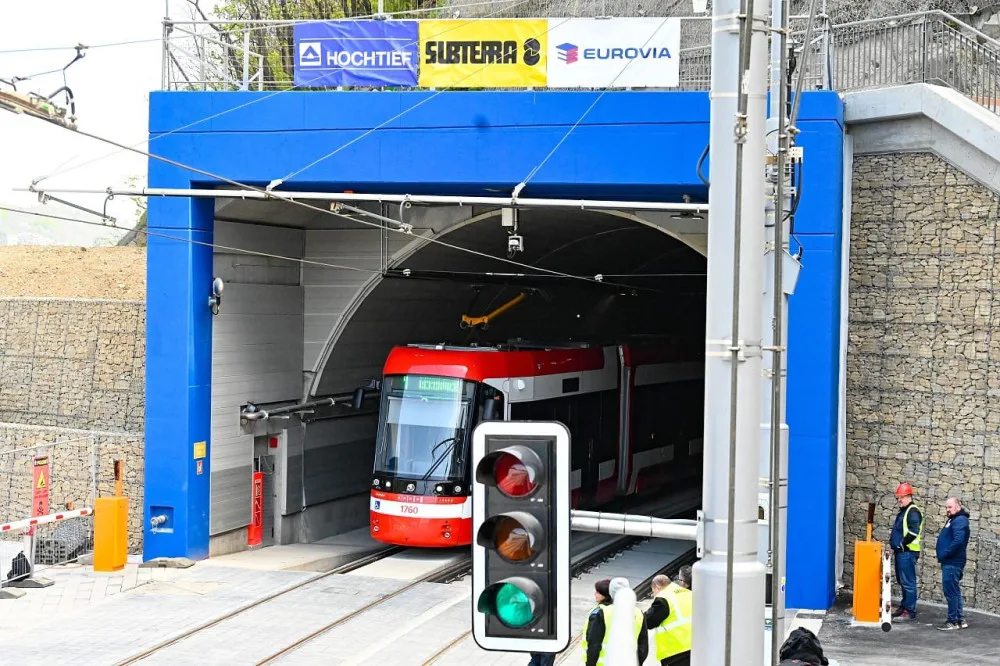 V Brně slaví otevření šalinového tunelu ve skále a konec dva roky trvající výluky