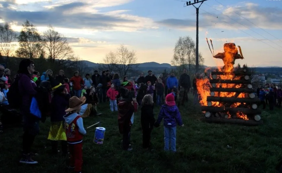 Čarodějnicemi dnes v Česku začíná grilovací sezona, oblibě se opět těší špekáčky