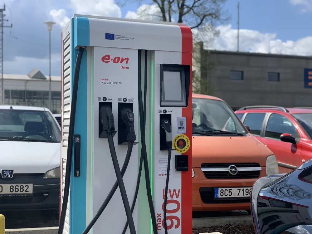 E.ON má ve Strakonicích první dobíječku elektromobilů, kde je možné platit kartou