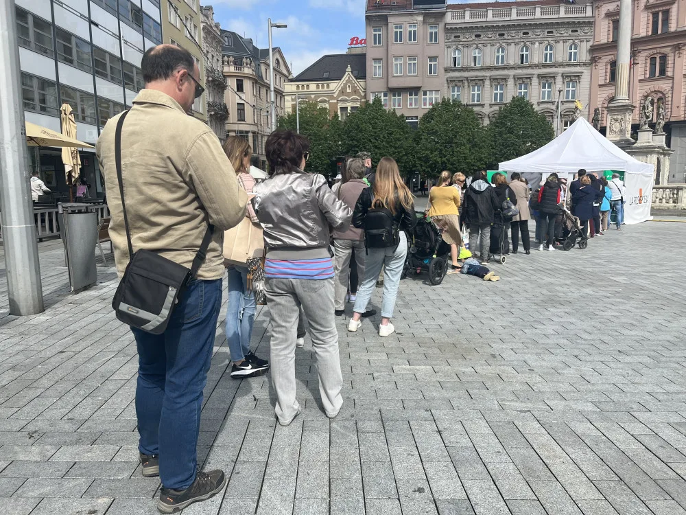 Na brněnském náměstí lékaři zdarma vyšetřují znaménka