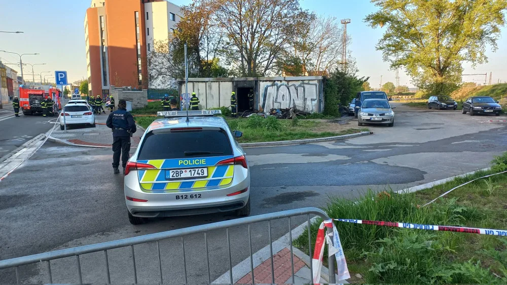 Při tragickém požáru v Brně zemřelo osm lidí. Hořely stavební buňky