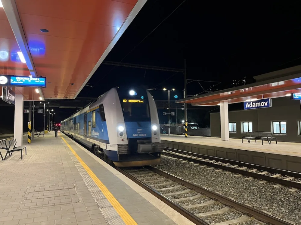 Lidé v Adamově se radují. Dočkali se nového vlakového nádraží