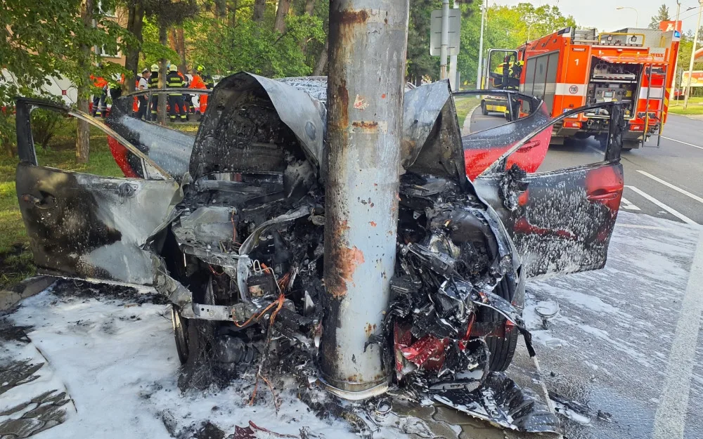 Na křižovatce v Brně vzplanulo auto. Zraněné zachránili z hořícího vozu kolemjdoucí
