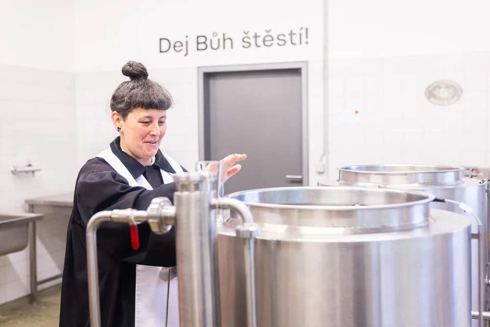 Farářka Církve československé husitské Sandra Silná žehná pivovaru Johann