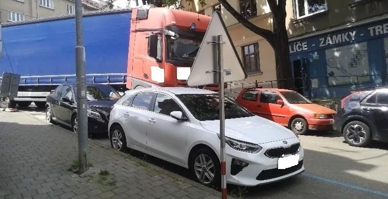 Kamioňák v Brně projížděl úzkou uličkou. Zasekl se mezi auty a urval jim zrcátka
