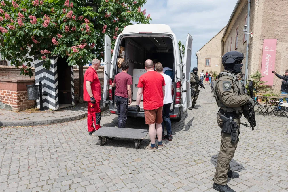 Rukopisy Elišky Rejčky dorazily do Brna s policejním doprovodem