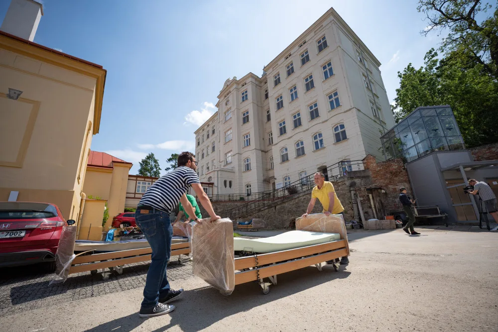 Jižní Morava poslala na Ukrajinu polohovatelné postele. Byly na vyřazení