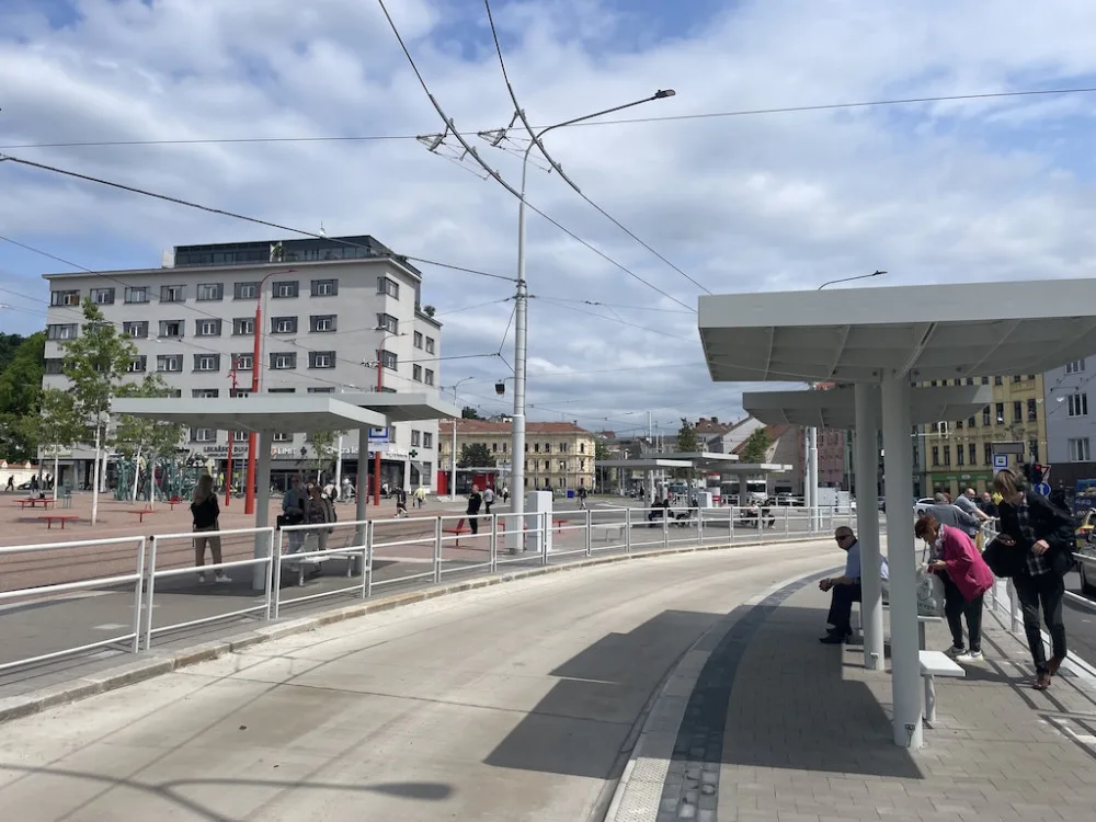 V Brně měsíce přemýšlí, jak udělat na náměstí díru v zábradlí, aby splnili zákon