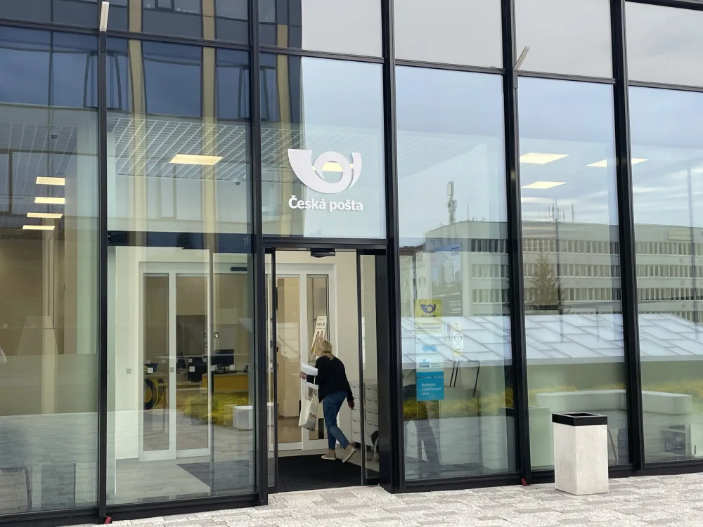 Brno má novou moderní poštu. Je daleko od MHD a lidé si pro balíky chodí po schodech