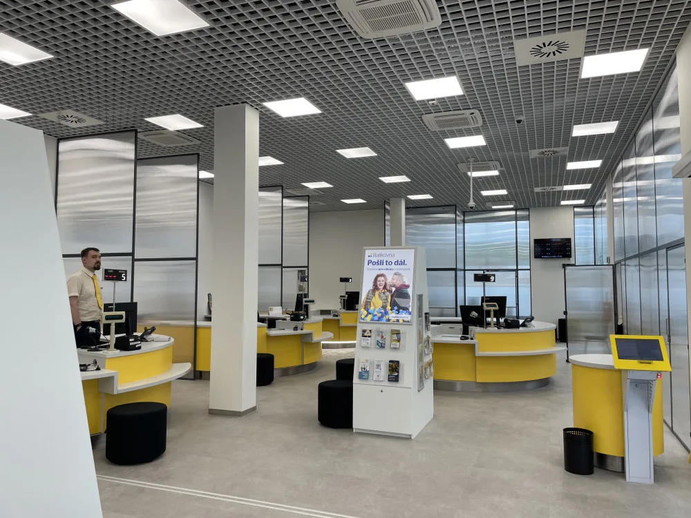 Brno má novou moderní poštu. Je daleko od MHD a lidé si pro balíky chodí po schodech