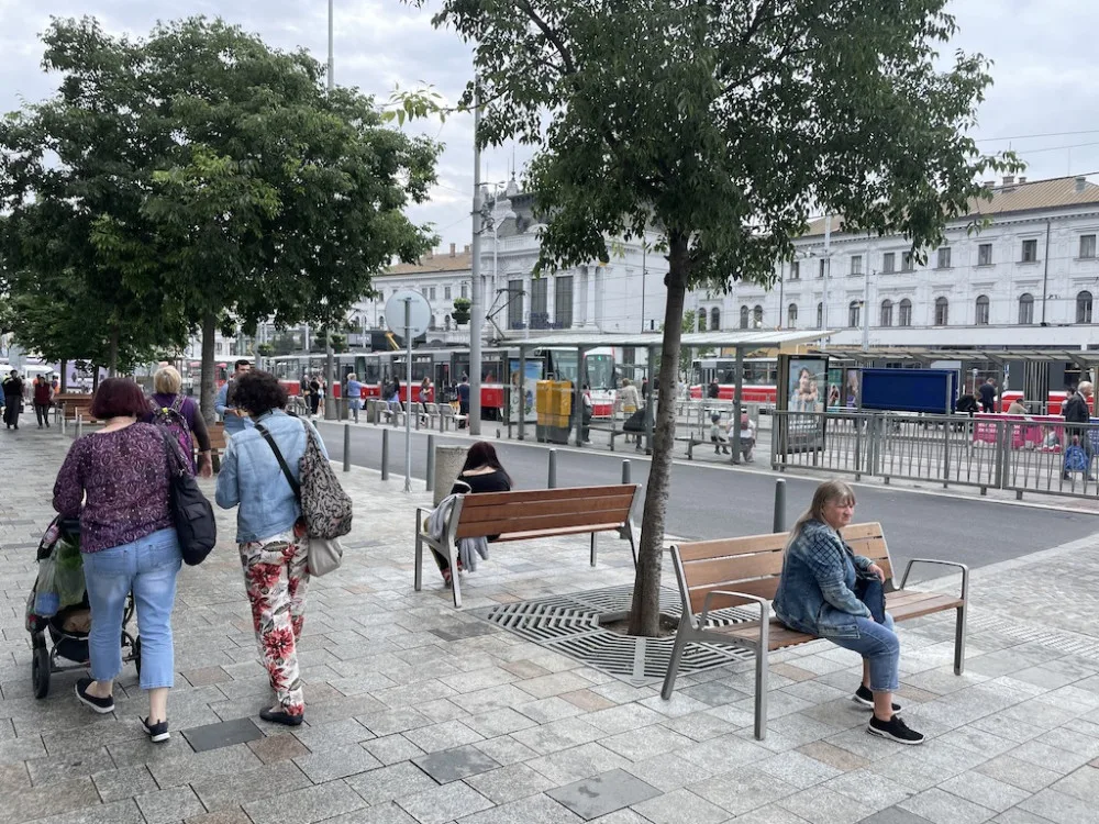 V Brně zatraktivnili nádraží. Město omezilo dopravu a lidé odpočívají na nových lavičkách