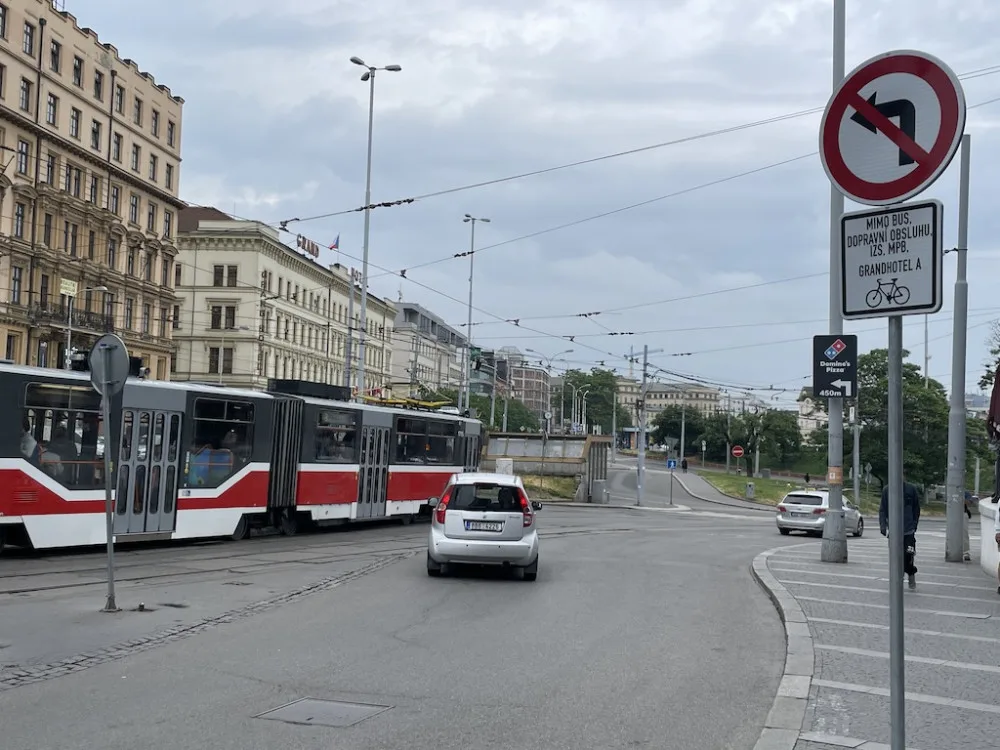 V Brně zatraktivnili nádraží. Město omezilo dopravu a lidé odpočívají na lavičkách