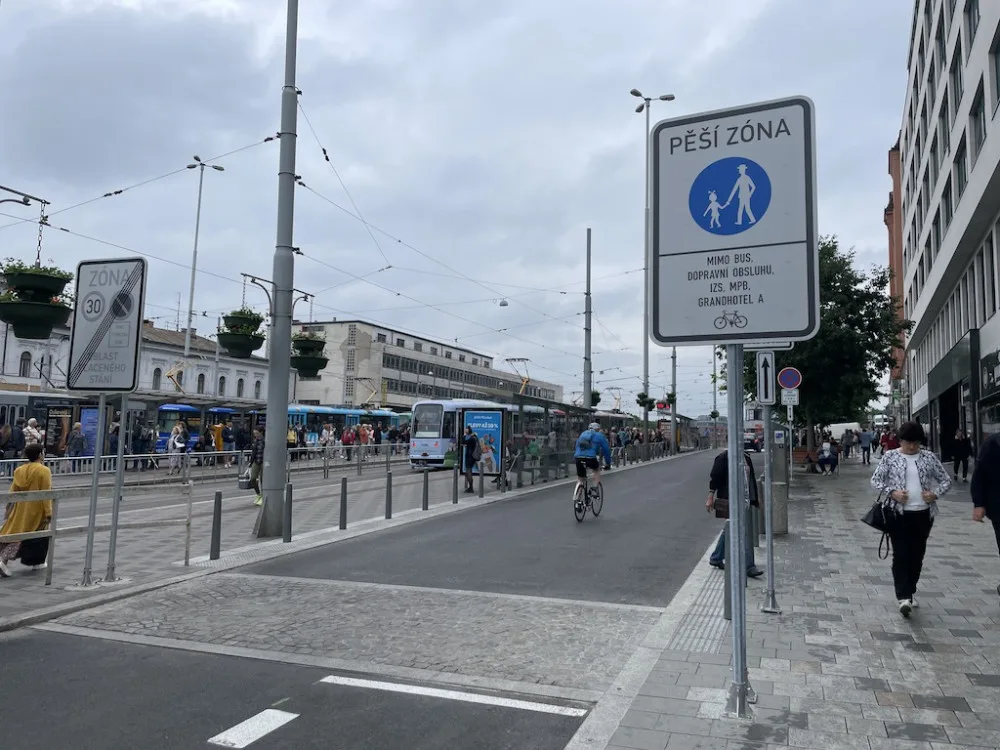 V Brně zatraktivnili nádraží. Město omezilo dopravu a lidé odpočívají na lavičkách