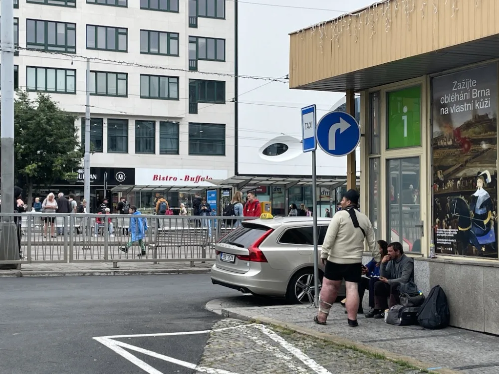 V Brně zatraktivnili nádraží. Město omezilo dopravu a lidé odpočívají na lavičkách