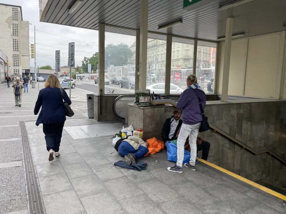 V Brně zatraktivnili nádraží. Město omezilo dopravu a lidé odpočívají na lavičkách