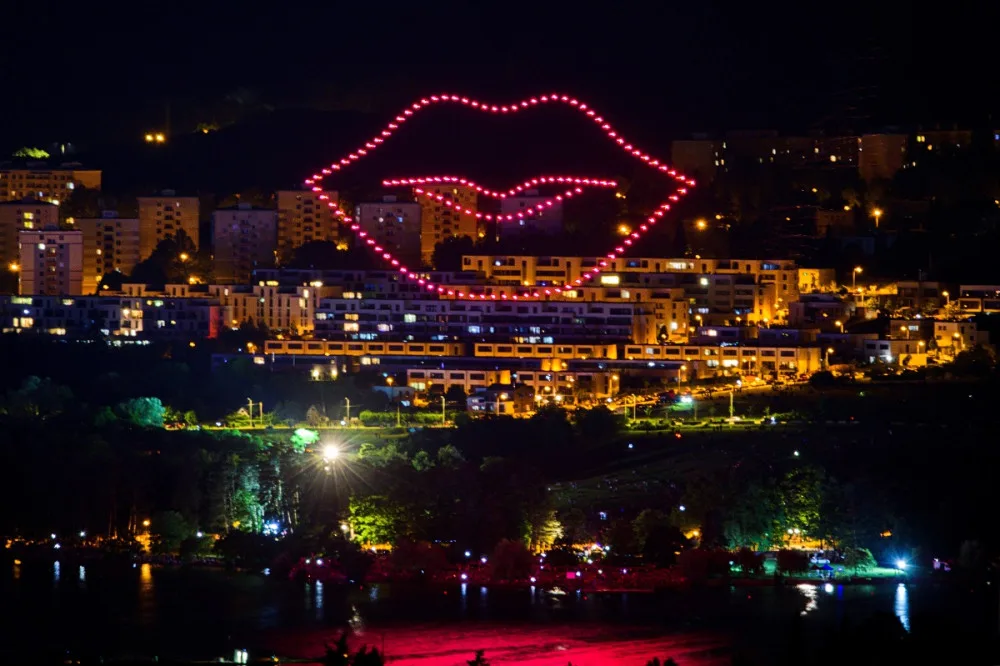 Brněnskou přehradu rozzářil první soutěžní ohňostroj. Vylétly i drony