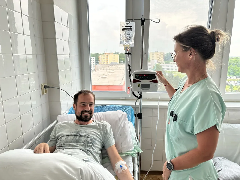 Pacient dostává biologickou léčbu