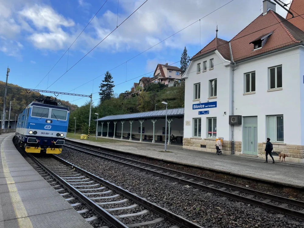 Před Brnem stojí vlaky kvůli muži, který zemřel v kolejišti