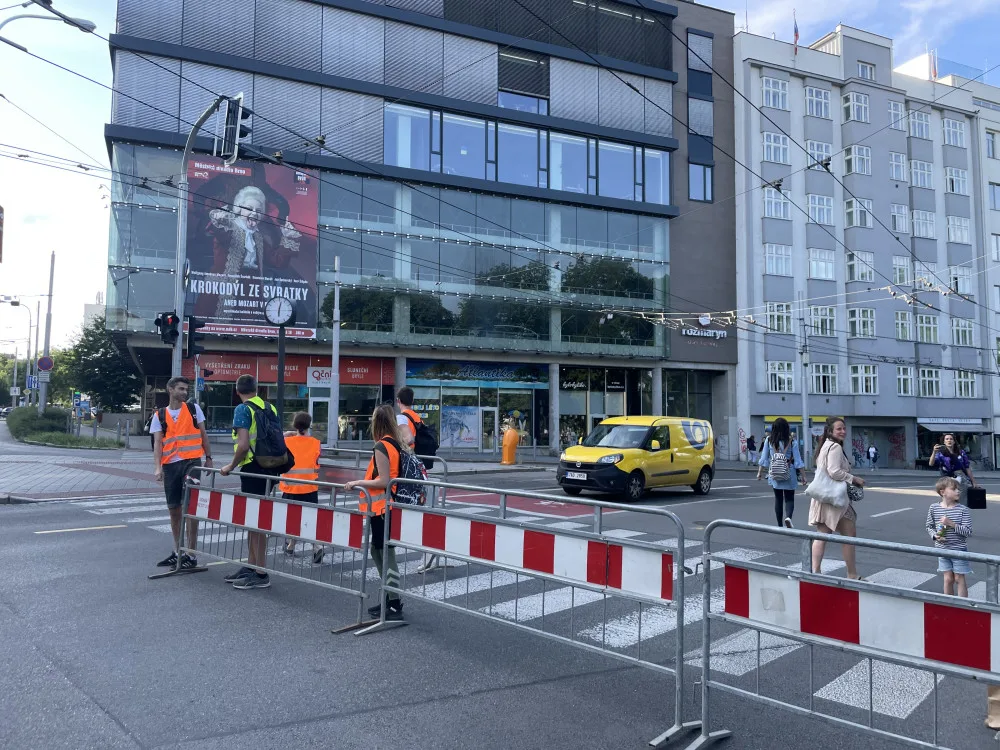 Rušnou silnici v centru Brna obsadili aktivisté. Povalovali se na vozovce a svačili