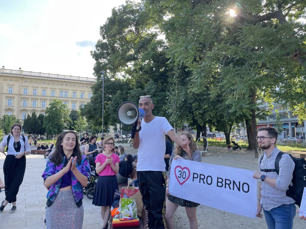 Rušnou silnici v centru Brna obsadili aktivisté. Povalovali se na vozovce a svačili