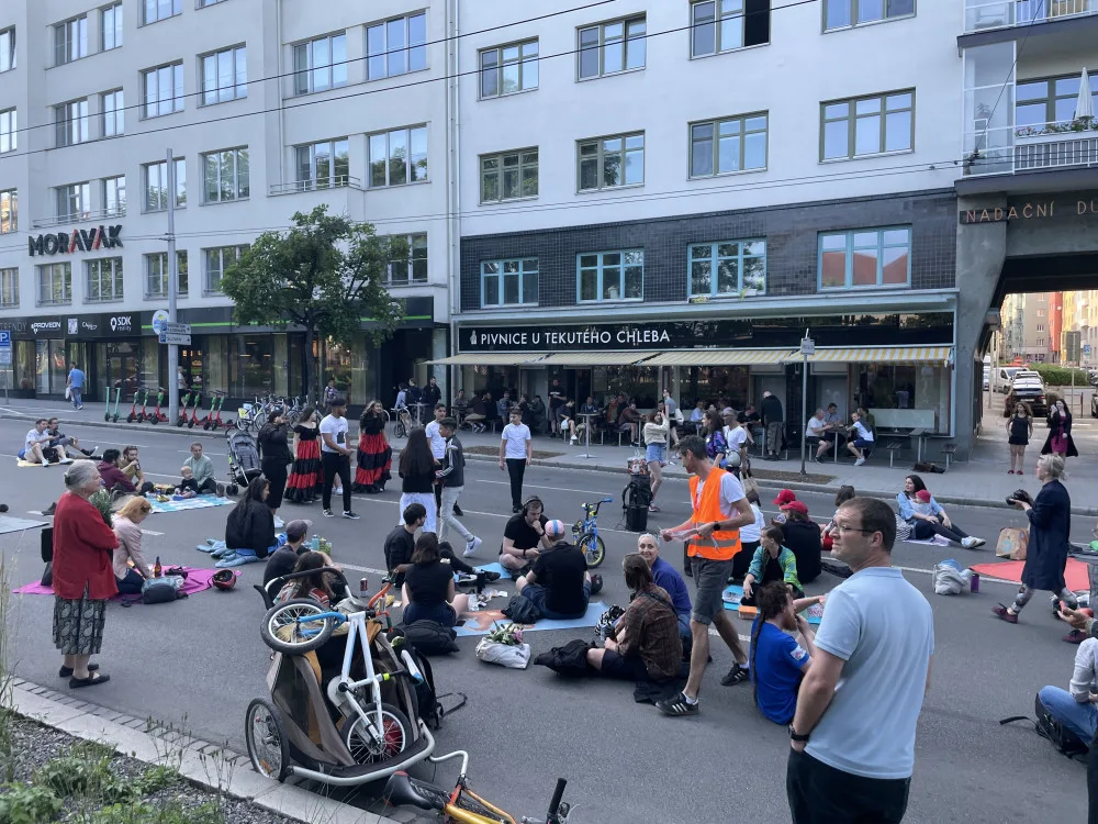 Rušnou silnici v centru Brna obsadili aktivisté. Povalovali se na vozovce a svačili