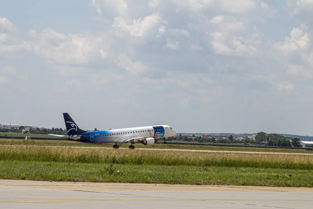 Letadlo společnosti Air Montenegro odstartovalo s prvními cestujícími nové pravidelné linky do Tivatu.
