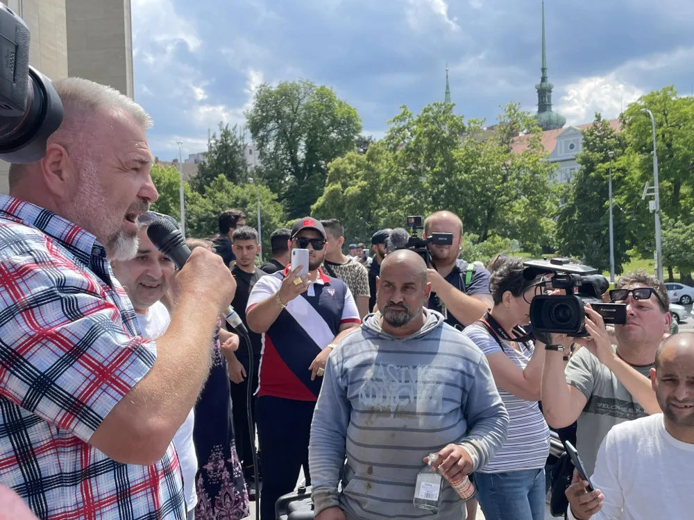 V centru Brna demonstrovali Romové. Volali po potrestání útočníka i demisi vlády