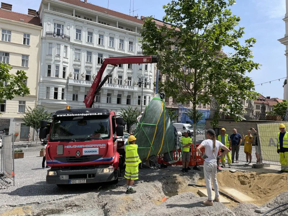 Brno se dočkalo. Před radnici přijely mlžící kužely, které ozvláštní náměstí