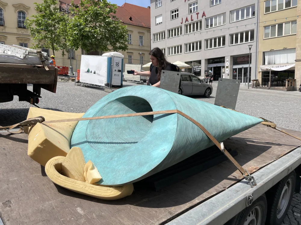 Brno se dočkalo. Před radnici přijely mlžící kužely, které ozvláštní náměstí