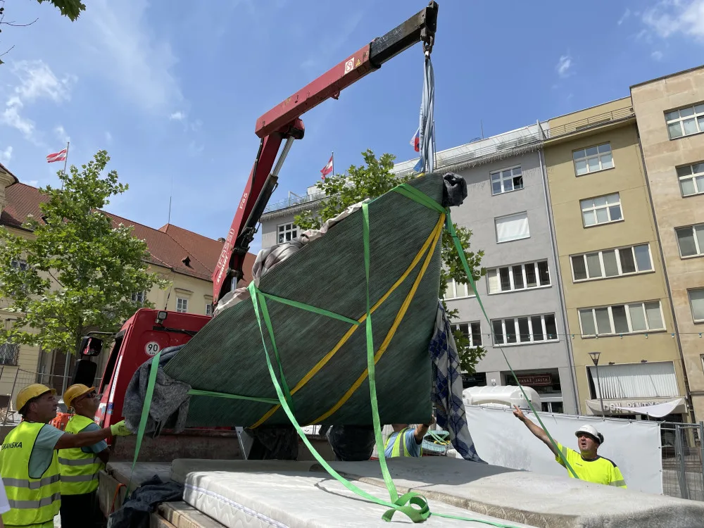 Brno se dočkalo. Před radnici přijely mlžící kužely, které ozvláštní náměstí