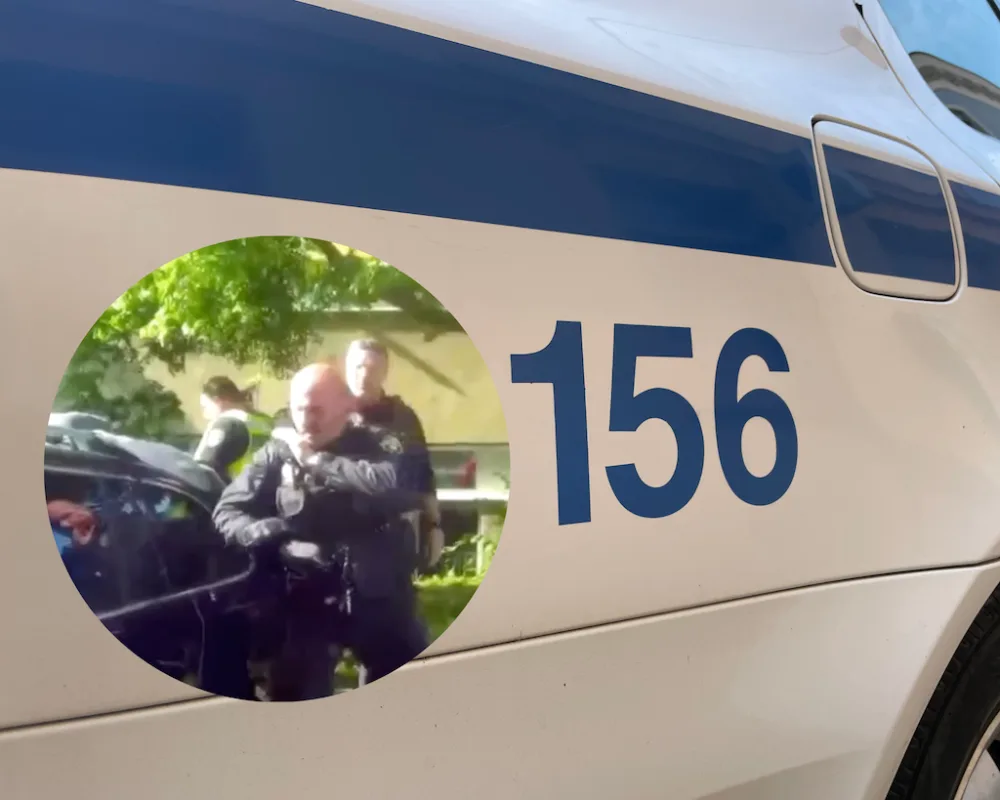 V Brně strážníci rozbili nejmenší okénko auta, aby vysvobodili dítě z rozpáleného auta