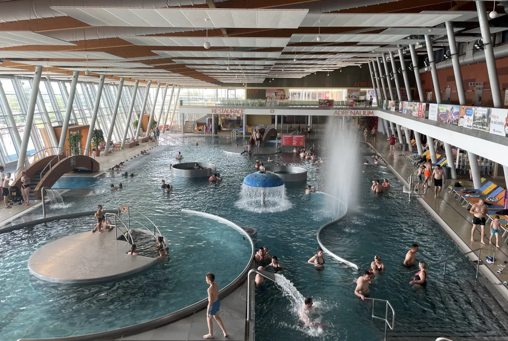 Největší akvapark postavil dětské tobogány a chystá nový hotel i parkovací dům