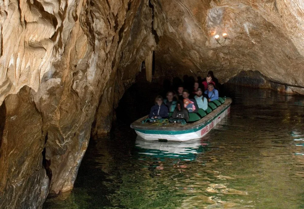 Punkevní jeskyně slaví výročí. Turisté je na člunech objevují už devadesát let