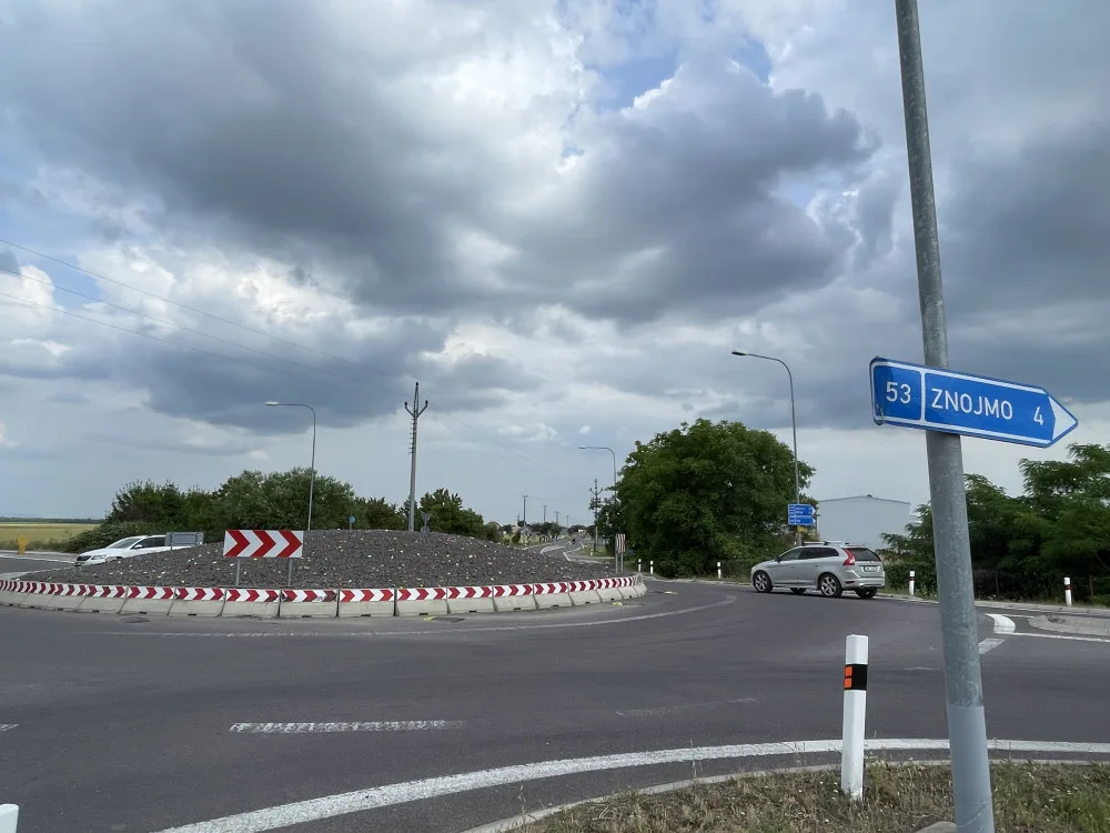 Řidiči jezdí mezi Brnem a Znojmem bez omezení. Silničáři po roce opravili silnici