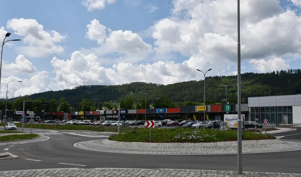 Blansko slaví otevření velkého obchoďáku i s kruháčem. Konec cest do Brna, těší místní