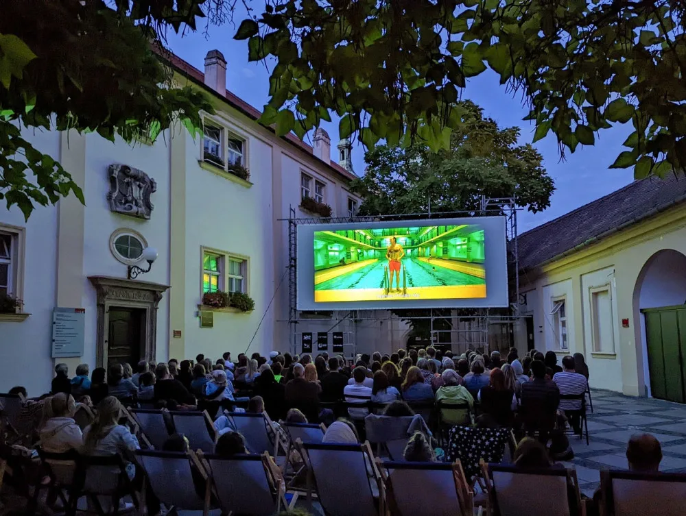 Na radnici v Brně odstartuje letní kino. Promítne filmy pro děti i skejťáky