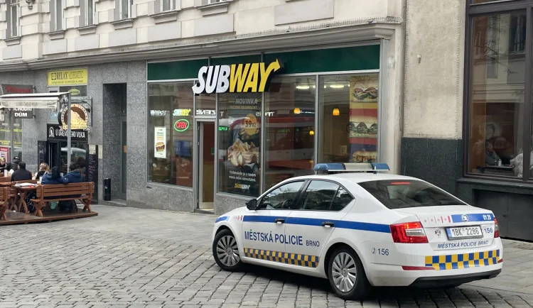 Muž z Brna nezvládl odmítnutí přítelkyně. Skočil na auto, kterým odjížděla z baru