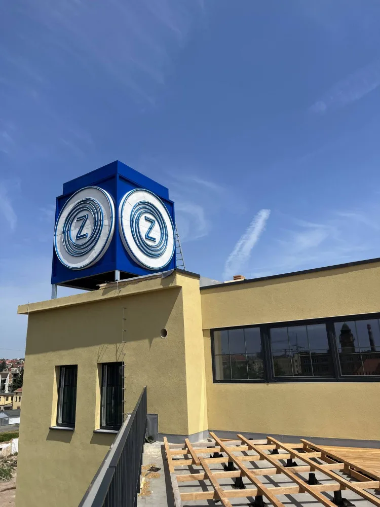 V Brně opravili symbol Zbrojovky. Modrá kostka rozsvítí bývalé ředitelství