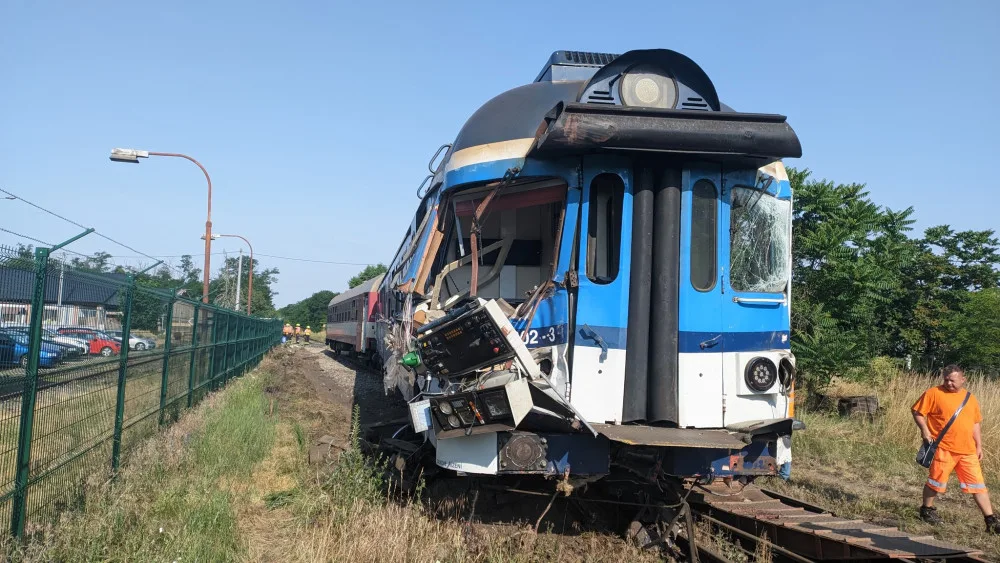 Na Znojemsku vykolejil vlak po nárazu s náklaďákem. Škody jdou do milionů korun
