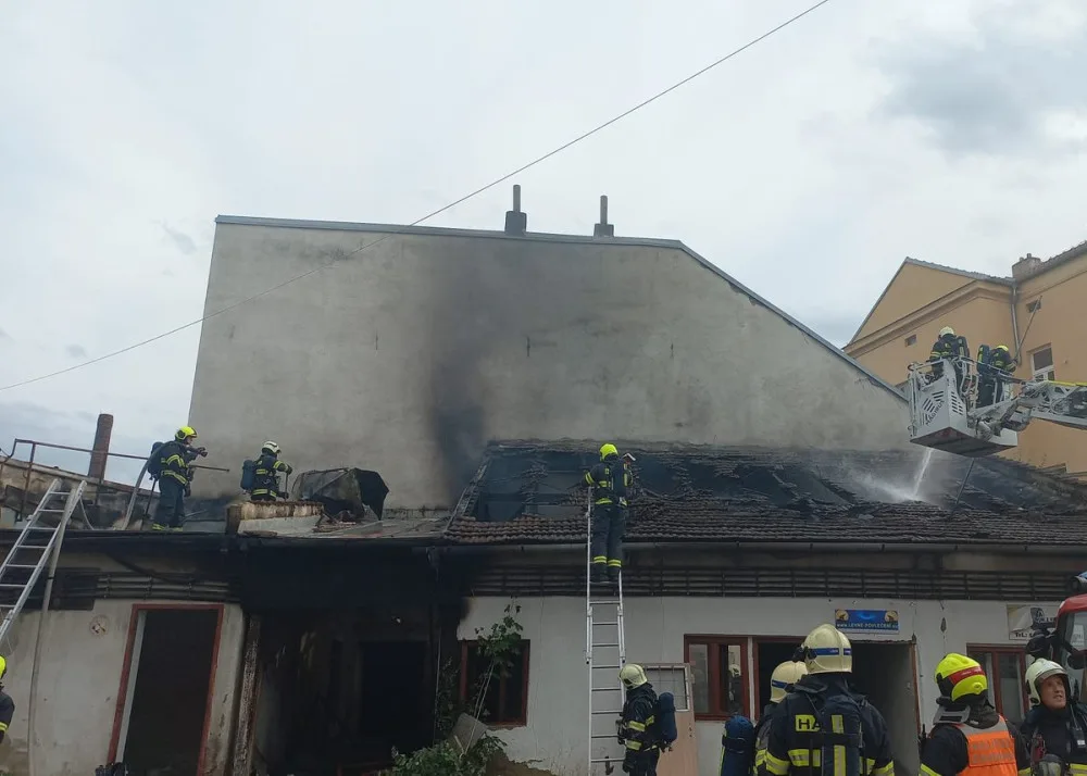 Při požáru v Brně se zranilo šest lidí. V nemocnici skončili i dva policisté