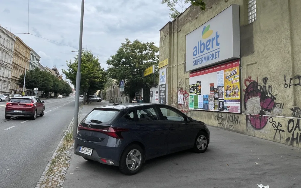 Brno neprávem kasíruje řidiče za parkování u supermarketu, tvrdí ombudsman