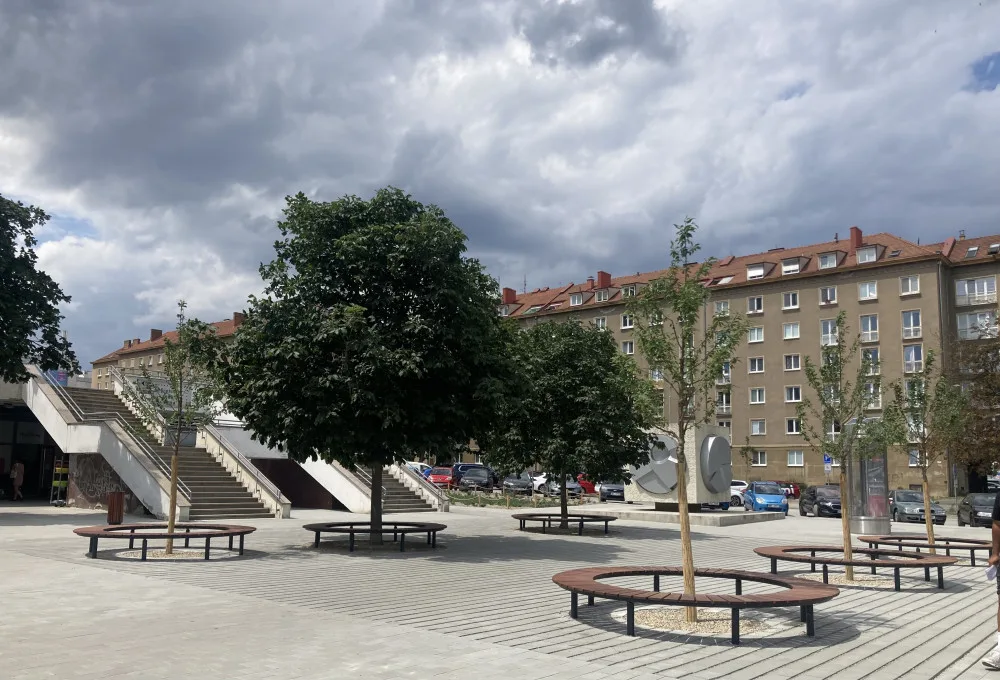 Brno upravilo nároží Šumavské a Kounicovy. U křižovatky si lidé odpočinou