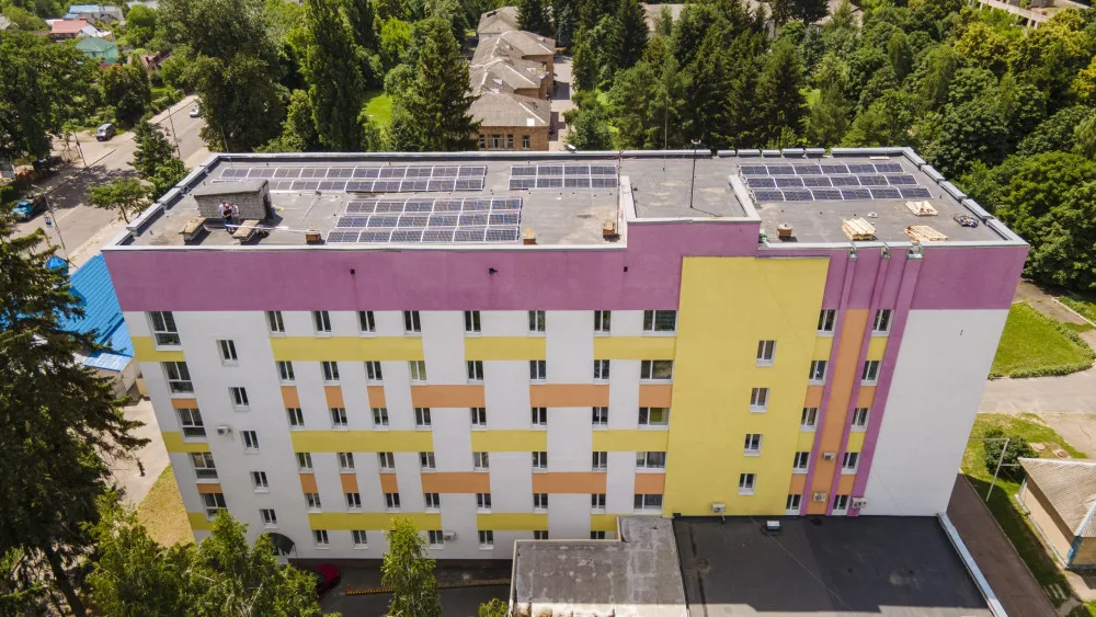 Aktivisté z Brna pomohli ukrajinské nemocnici. Na střechu postavili solární elektrárnu