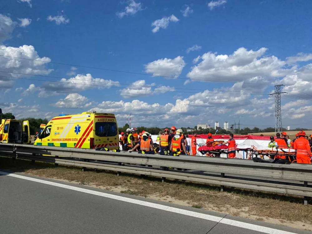 Při srážce dvou autobusů na dálnici u Brna se zranily desítky lidí. Jeden řidič zemřel