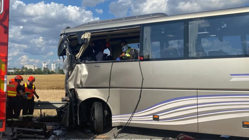 Při srážce dvou autobusů na dálnici u Brna se zranily desítky lidí. Jeden řidič zemřel