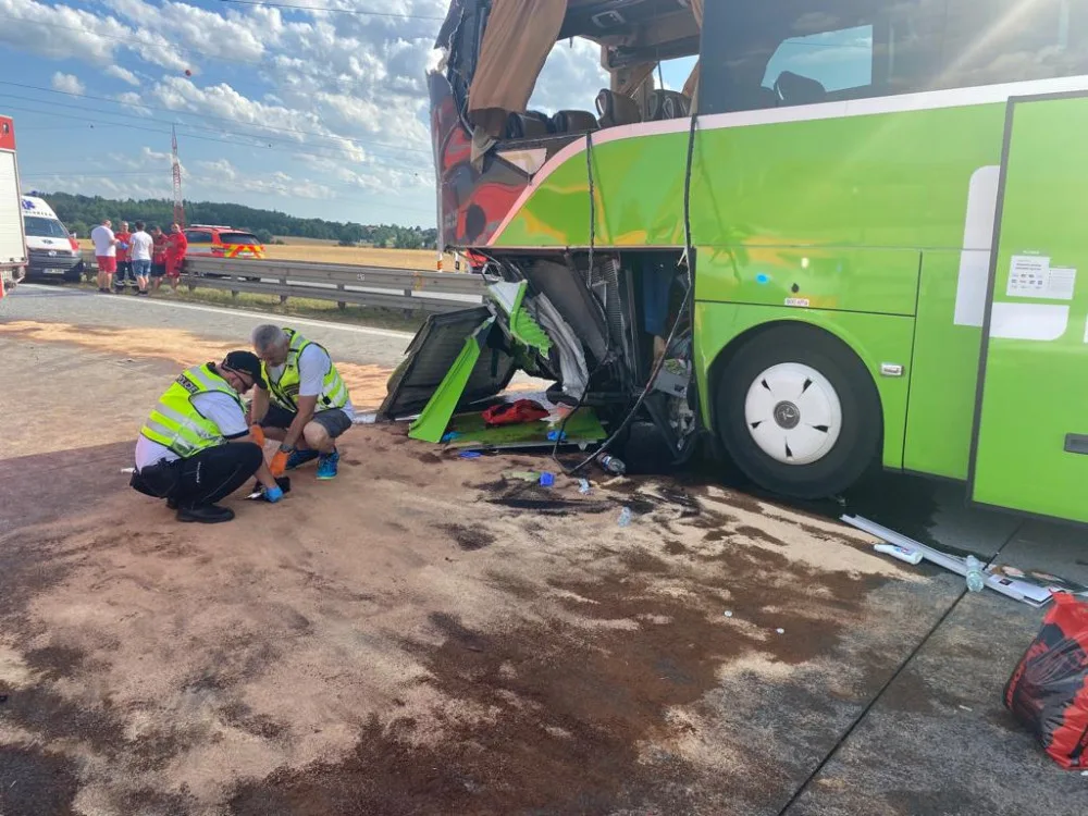 Při srážce dvou autobusů na dálnici u Brna se zranily desítky lidí. Jeden řidič zemřel