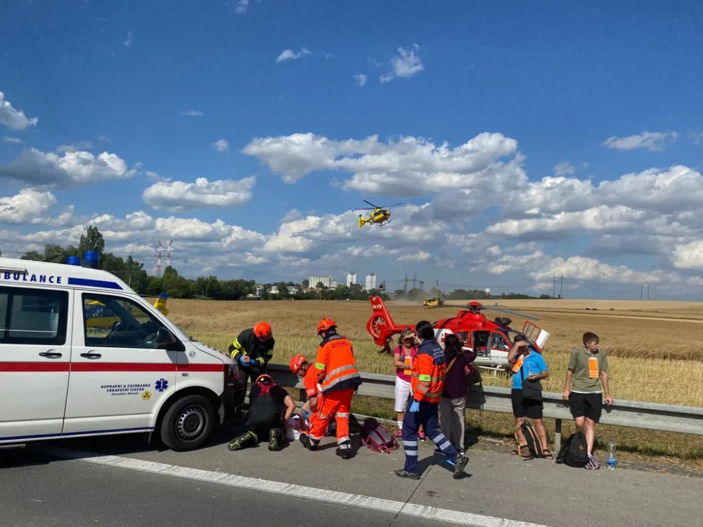 Při srážce dvou autobusů na dálnici u Brna se zranily desítky lidí. Jeden řidič zemřel