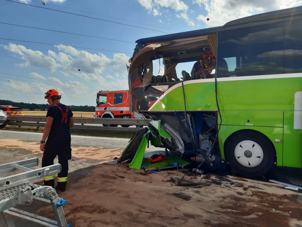 Sražené autobusy u Brna vezly cizince z 25 zemí. Češi v nich nebyli